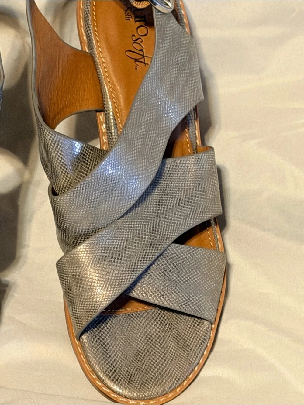 Eurosoft by Sofft Women’s Metallic Silver Criss Cross Comfort Sandals 8.5 NWOT